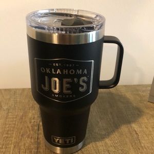 Yeti Rambler 30oz traveling with lid, black